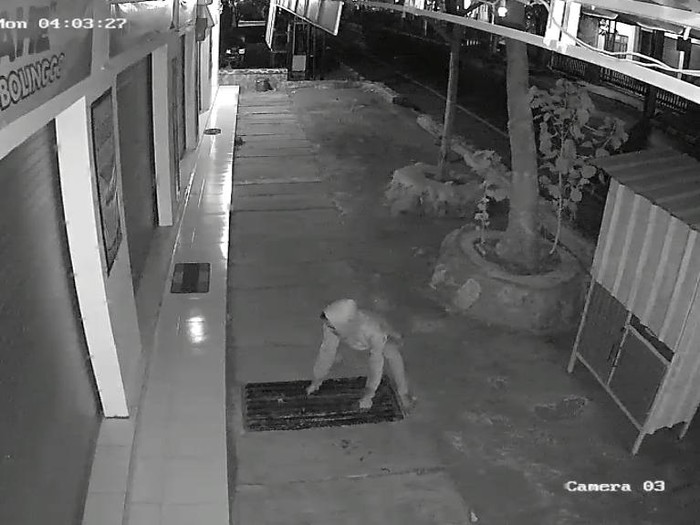 Aksi pencurian besi penutup parit terjadi di depan sebuah SMK swasta di Kota Probolinggo. Aksi pencurian itu terekam CCTV.