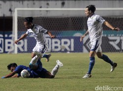PSIS tampil menyerang di awal-awal pertandingan. Dua peluang yang diciptakan Jonathan Cantillana pada menit kelima dan kesembilan masih belum membuahkan hasil.