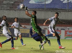 Persib balik menyerang melalui Mohammed Bassim di menit ke-19, serta Febri Hariyadi di menit ke-40. Dua kans tersebut belum dapat menggetarkan jala PSIS. Tidak ada gol tercipta hingga memasuki masa istirahat. Babak pertama PSIS vs Persib berakhir tanpa gol.
