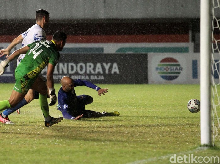 Persib Bandung meraih poin penuh saat bersua PSIS Semarang dalam lanjutan BRI Liga 1 2021. Maung Bandung menang tipis 1-0 via gol Febri Hariyadi.