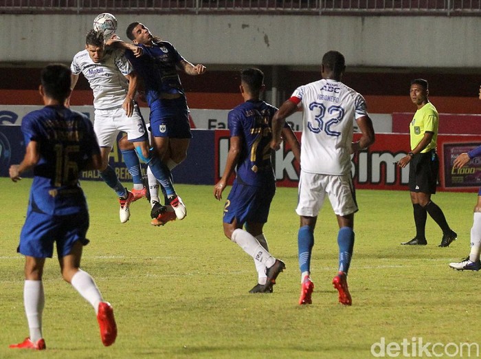 Persib Bandung meraih poin penuh saat bersua PSIS Semarang dalam lanjutan BRI Liga 1 2021. Maung Bandung menang tipis 1-0 via gol Febri Hariyadi.