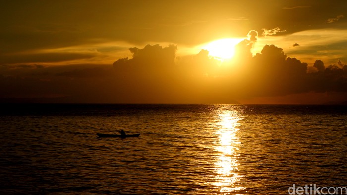 Pemandangan matahari terbenam kerap dinanti wisatawan saat berkunjung ke pantai. Seperti foto ini yang menampilkan matahari terbenam di Tanjung Kasuari, Papua.