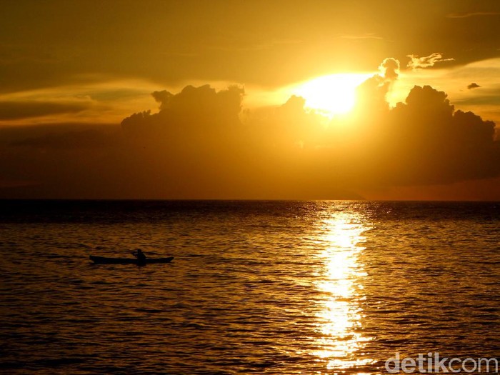 Pemandangan matahari terbenam kerap dinanti wisatawan saat berkunjung ke pantai. Seperti foto ini yang menampilkan matahari terbenam di Tanjung Kasuari, Papua.