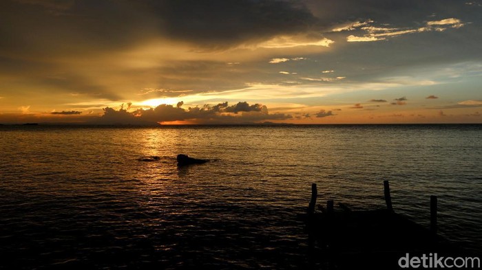 Pemandangan matahari terbenam kerap dinanti wisatawan saat berkunjung ke pantai. Seperti foto ini yang menampilkan matahari terbenam di Tanjung Kasuari, Papua.