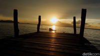 Pemandangan matahari terbenam yang memesona dari dermaga kayu ini membuat sejumlah wisatawan mendatanginya untuk mengabadikan panorama alam tersebut. Bagaimana menurut anda?