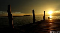 Pemandangan matahari terbenam jadi salah satu daya tarik tersendiri saat mengunjungi pantai. Seperti halnya di Tanjung Kasuari, Kota Sorong, Papua Barat, yang menampilkan panorama alam memesona saat matahari tengah terbenam.
