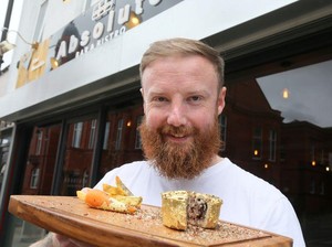 Steak Salt Bae Kemahalan, Chef Ini Sindir Pakai Pie Lapis Emas