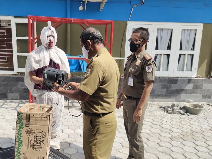 Pocong pengamen di Klaten diamankan petugas Satpol PP Klaten, Selasa (26/10/2021).