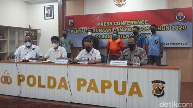 Polda Papua menetapkan mantan Bupati Yalimo Lakyus Peyon jadi tersangka kasus korupsi Bansos 2020 sebesar Rp 1 milyar. (Wilpret/detikcom)