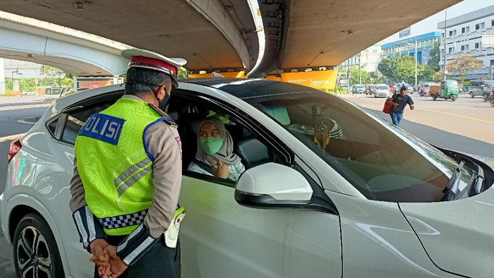 Polisi berhentikan mobil yang langgar aturan ganjil genap di Tomang, Jakarta Barat.