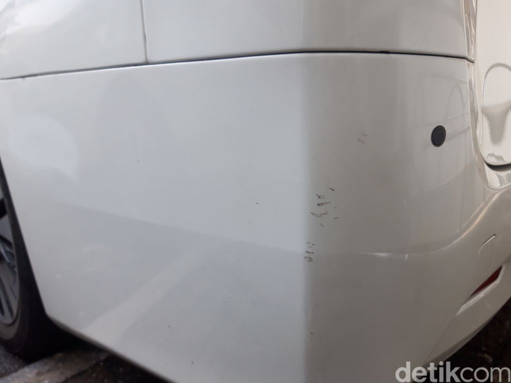 Polisi mengungkap Rachel Vennya sempat melapisi mobil putih Alphard berpelat B-139-RFS menggunakan stiker warna hitam. Bekas lem ditemukan di mobil itu. (Rakha AD/detikcom)