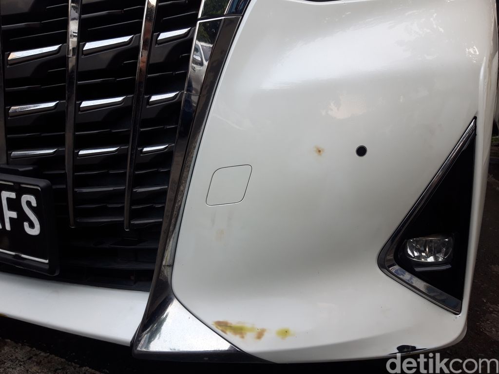 Polisi mengungkap Rachel Vennya sempat melapisi mobil putih Alphard berpelat B-139-RFS menggunakan stiker warna hitam. Bekas lem ditemukan di mobil itu. (Rakha AD/detikcom)