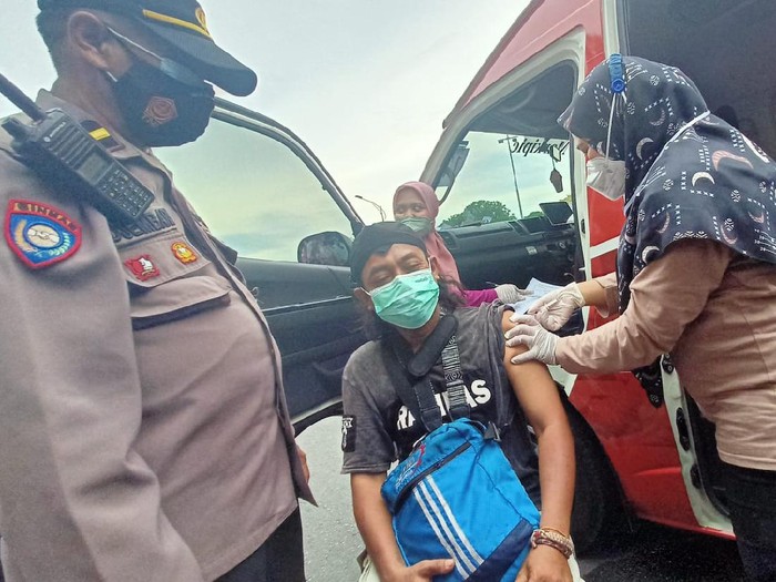 polisi vaksinasi pendemo yang melakukan aksi di kantor gubernur jatim
