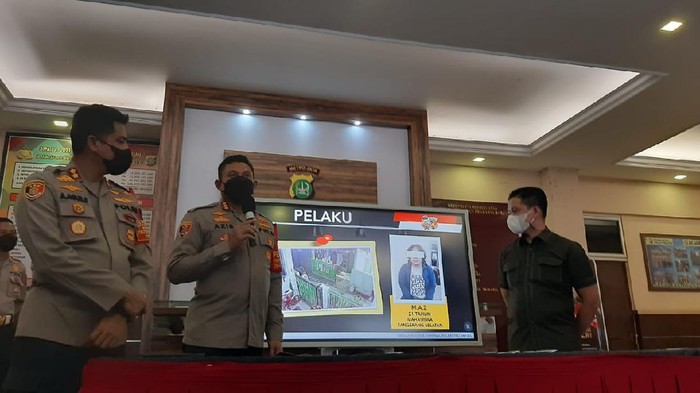 Polres Metro Jaksel menggelar konferensi pers pengungkapan kasus pria onani di depan rumah warga.
