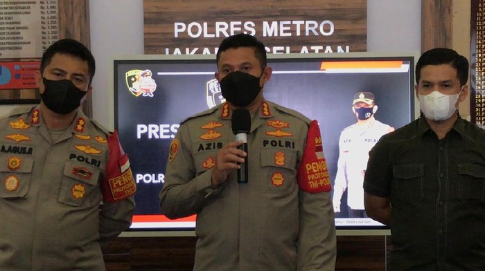 Polres Metro Jaksel menggelar konferensi pers pengungkapan kasus pria onani di depan rumah warga.