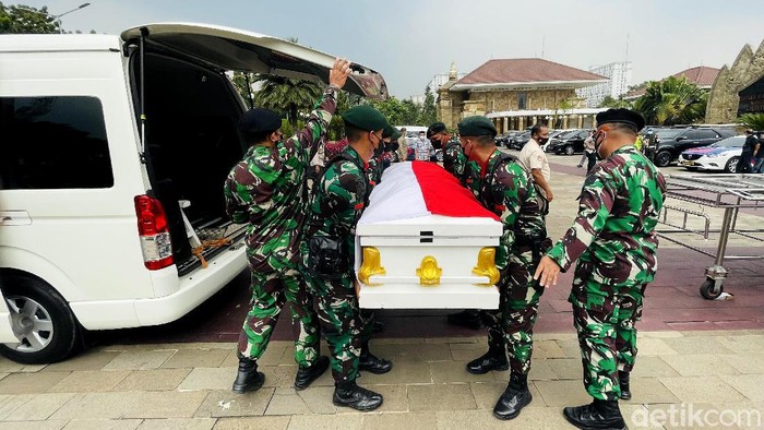 Mantan Menteri Sekretaris Negara (Mensesneg) Sudi Silalahi tutup usia. Pria yang pernah menjabat sebagai Mensesneg di era SBY itu dimakamkan di TMP Kalibata.