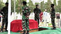 Sejumlah tokoh hadir dalam prosesi pemakaman mantan Mensesneg Sudi Silalahi di TMP Kalibata.