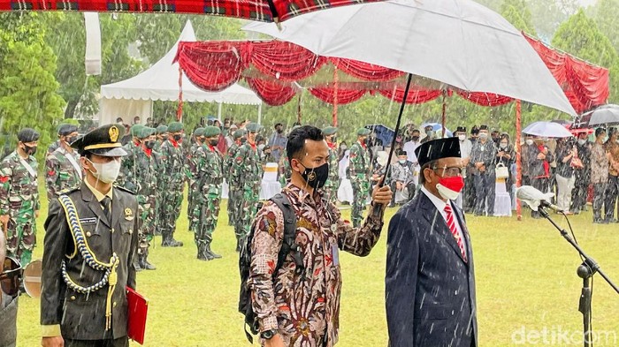 Potret Pemakaman Sudi Silalahi di TMP Kalibata Mantan Menteri Sekretaris Negara (Mensesneg) Sudi Silalahi tutup usia. Pria yang pernah menjabat sebagai Mensesneg di era SBY itu dimakamkan di TMP Kalibata.