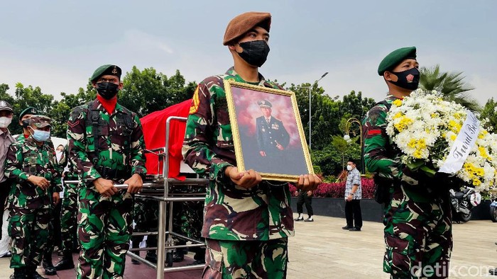 Potret Pemakaman Sudi Silalahi di TMP Kalibata Mantan Menteri Sekretaris Negara (Mensesneg) Sudi Silalahi tutup usia. Pria yang pernah menjabat sebagai Mensesneg di era SBY itu dimakamkan di TMP Kalibata.