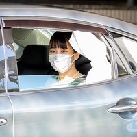 Pakaian yang sama juga keponakan Kaisar Naruhito ini kenakan saat menghadiri jumpa pers. Gaya tersebut sekaligus menjadi penampilan terakhirnya sebagai seorang putri. (Foto: Getty Images)