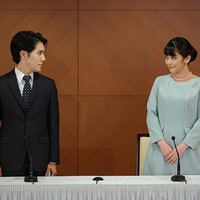 Inilah penampilan perdana mantan putri Jepang, Mako, sebagai warga biasa setelah menikahi Kei Komuro yang bukan berstatus bangsawan. Mereka muncul di sebuah jumpa pers yang digelar setelah meresmikan hubungan mereka sebagai suami-istri, Selasa (26/10/2021). (Foto: Getty Images)