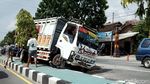 Waduh, Truk Angkutan Pasir Nyangkut di Pembatas Jalan Yogya-Solo