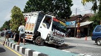 Diketahui, truk pengangkut pasir dari Gunung Merapi itu mengalami kecelakaan di jalan Yogya-Solo pada Selasa (26/10) pagi.