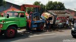 Waduh, Truk Angkutan Pasir Nyangkut di Pembatas Jalan Yogya-Solo