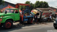 Truk nomor polisi AD 8354 BA melompat ke tembok median jalan. Truk tersangkut di atasnya sehingga tidak bisa segera dievakuasi.