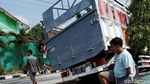Waduh, Truk Angkutan Pasir Nyangkut di Pembatas Jalan Yogya-Solo