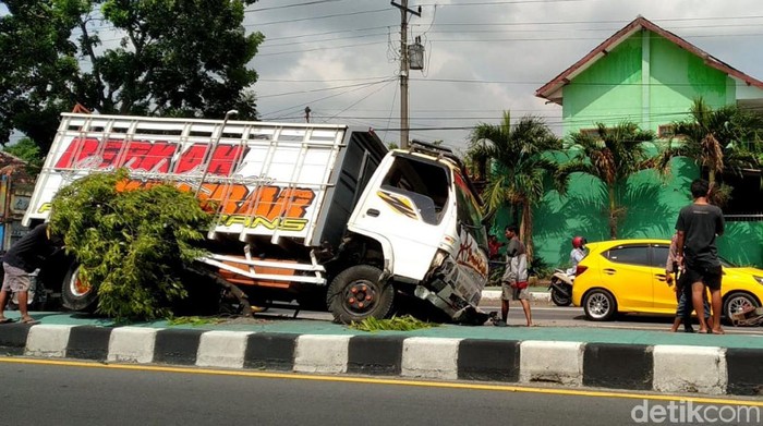 Potret Truk Angkutan Pasir yang Nyangkut di Pembatas Jalan Yogya-Solo Sebuah truk pengangkut pasir dari Gunung Merapi mengalami kecelakaan di jalan Yogya-Solo. Truk itu tampak tersangkut di pembatas jalan.