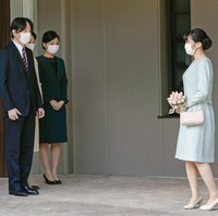 Momen Mako bertemu orangtua dan adiknya, Putri Kako. Ia terlihat menenteng sebuah tas sambil memegan sebuah buket bunga. (Foto: AP/Koki Sengoku) 