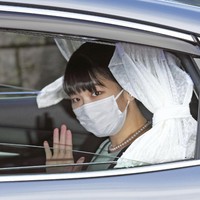 Sebelum menuju lokasi pernikahan yang dirahasiakan, Mako menyempatkan diri ke rumah orangtuanya Pangeran Mahkota Akishino dan Putri Mahkota Kiko. (Foto: Chika Oshima/Kyodo News via AP)