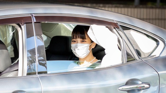 TOKYO, JAPAN - OCTOBER 26: Princess Mako arrives at the Hotel Grand Arc Hanzomon for a press conference with Komuro which will take place after registering their marriage this morning, on October 26, 2021 in Tokyo, Japan. Princess Mako is due to marry Kei Komuro today at a registry office following a relationship beset with controversy following the revelation that Mr. Komuros mother was embroiled in a financial dispute with a former fiancé. Following the wedding, Mako will renounce her royal entitlements and move with Komuro to New York. (Photo by Yuichi Yamazaki/Getty Images)