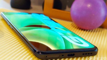 Baterainya berkapasitas 5.000 mAh dengan pengisian cepat 65W. Foto: Adi Fida Rahman/detikINET