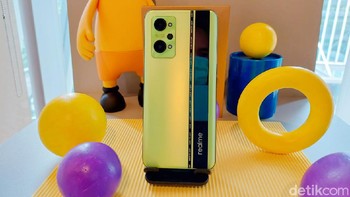 Ini adalah Realme GT Neo 2 varian Neo Green. Foto: Adi Fida Rahman/detikINET