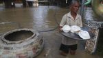 Saat Para Biksu Menembus Banjir di Kamboja
