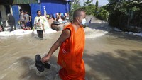 Banjir karena curah hujan tinggi.