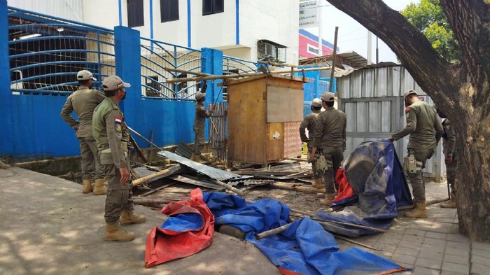 Satpol PP bongkar warung remang-remang di JLS Cilegon (M Iqbal/detikcom)