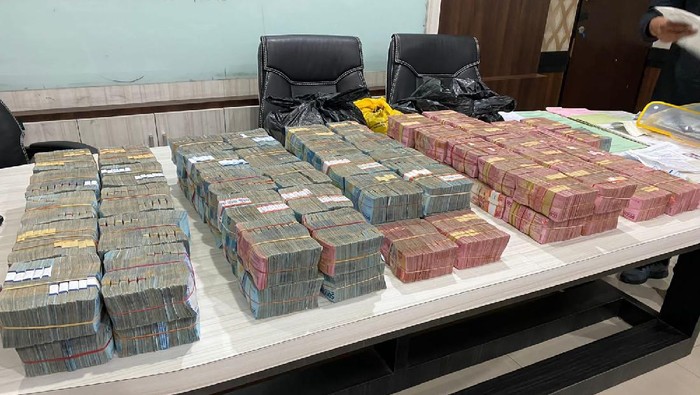 Sejumlah aset seperti mobil, uang tunai, sertifikat tanah hingga logam mulia disita dari mafia sabu internasional oleh penyidik Satres Narkoba Polres Pelabuhan Tanjung Priok.