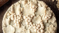 Helen membuat pie ini secara autodidak dan ia menjadikan pie seperti makanan yang diukir dengan berbagai bentuk. Seperti pie satu ini yang dihias dengan bentuk pohon anggur lengkap dengan buah dan daunnya.  Foto: Instagram @batterednbaked