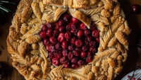 Pie buatan Helen ini sudah terkenal dengan bentuknya yang cantik dan dihias dengan sangat detail. Helen kerap membagikan hasil pie buatannya lewat postingan Instagram @batterednbaked Foto: Instagram @batterednbaked