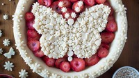 Pie strawberry dengan hiasan kupu-kupu di atasnya ini tampak sangat menggoda. Pie ini siap masuk ke dalam oven untuk dipanggang hingga matang. Foto: Instagram @batterednbaked