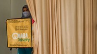 Makanan yang dimasak di dapur Omaba akan didistribusikan dengan motor ke rumah-rumah warga kurang mampu yang memiliki balita gizi buruk.  