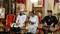 Sebelum menjalani prosesi Sudhi Wadani hari ini, sehari sebelumnya Sukmawati Soekarnoputri mengikuti prosesi pembersihan diri (panglukatan). Setelah itu, dilakukan ritual medengen-dengen, yang juga bermakna pembersihan. (Foto: Sui Suadnyana/detikcom)