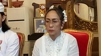 Putri Presiden pertama RI, Diah Mutiara Sukmawati Soekarnoputri, telah menjalani ritual Sudhi Wadani atau pindah sebagai pemeluk agama Hindu. Prosesi tersebut dilaksanakan di rumah ibunda Bung Karno, Ida Ayu Nyoman Rai Srimben, di Buleleng, Bali. (Foto: Sui Suadnyana/detikcom)