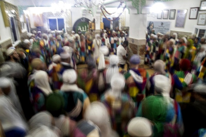 Para sufi Karkariya mengenakan jubah warna-warni saat perayaan Maulid Nabi Muhammad, di Maroko, beberapa waktu lalu. Sejumlah doa dipanjatkan di kampung sufi itu. Syahdu.