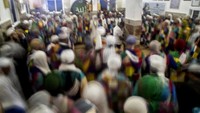 Dalam ritual tersebut, mereka mengelilingi pemimpin dan pendiri ordo mereka, Sheikh Mohamed Fawzi al Karkari. Mereka  berjanji setia,  berdoa dan bernyanyi.