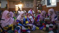 Sejumlah anggota sufi perempuan ikut merayakan Maulid Nabi Muhamad SAW.