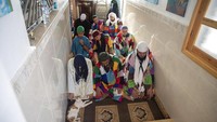 Para sufi Karkariya sholat berjamaah. Para penganut sufi Karkariya berkumpul di sebuah desa di Maroko untuk merayakan maulid nabi. Pertemuan ini merupakan pertemuan pertama usai pandemi Covid-19.